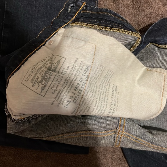 Levis Premium 511 size 33x30 in blue with fading on front and back legs - Picture 6 of 10
